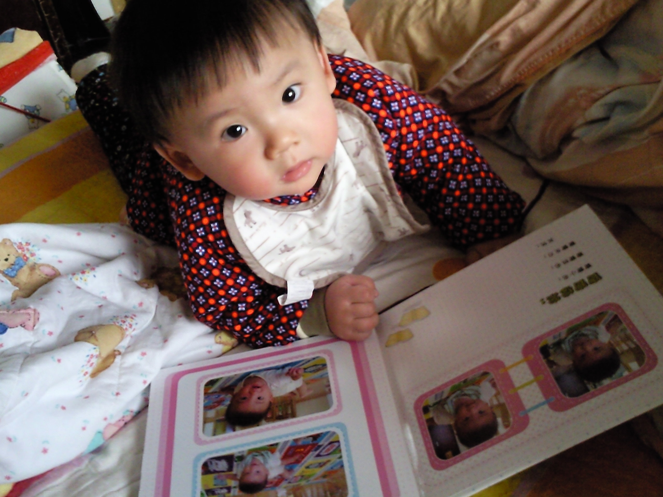 兒子你看什么呢，媽咪給你做了好東西，你要看的是照片書(shū)