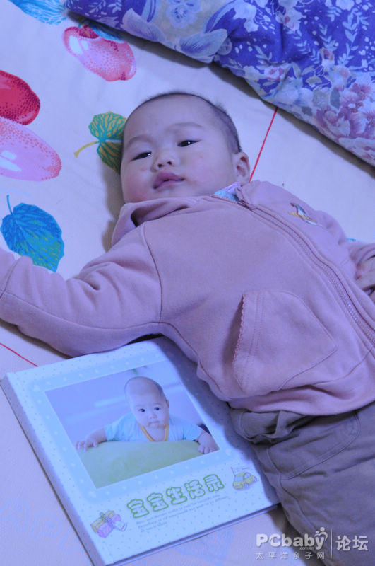 看看兒子和照片書的合照吧，這下你們就知道相冊(cè)有多大了